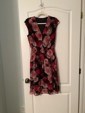 NWOT White House black market Floral V-Neck Dress size small